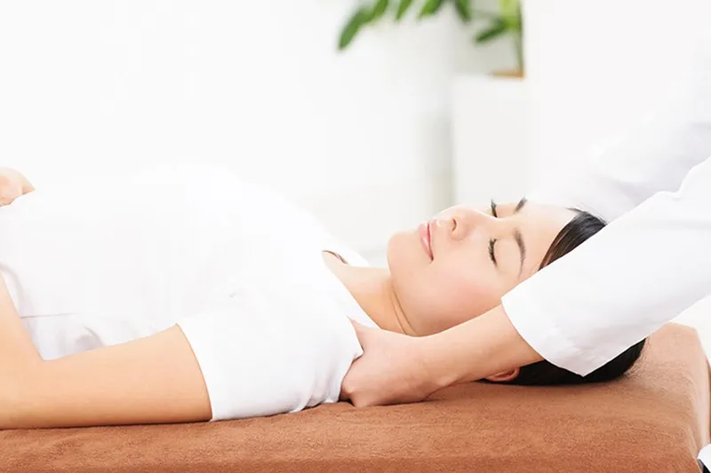 「普段から良い姿勢を意識しているのに肩こりが改善しないんです」患者さんの質問に回答