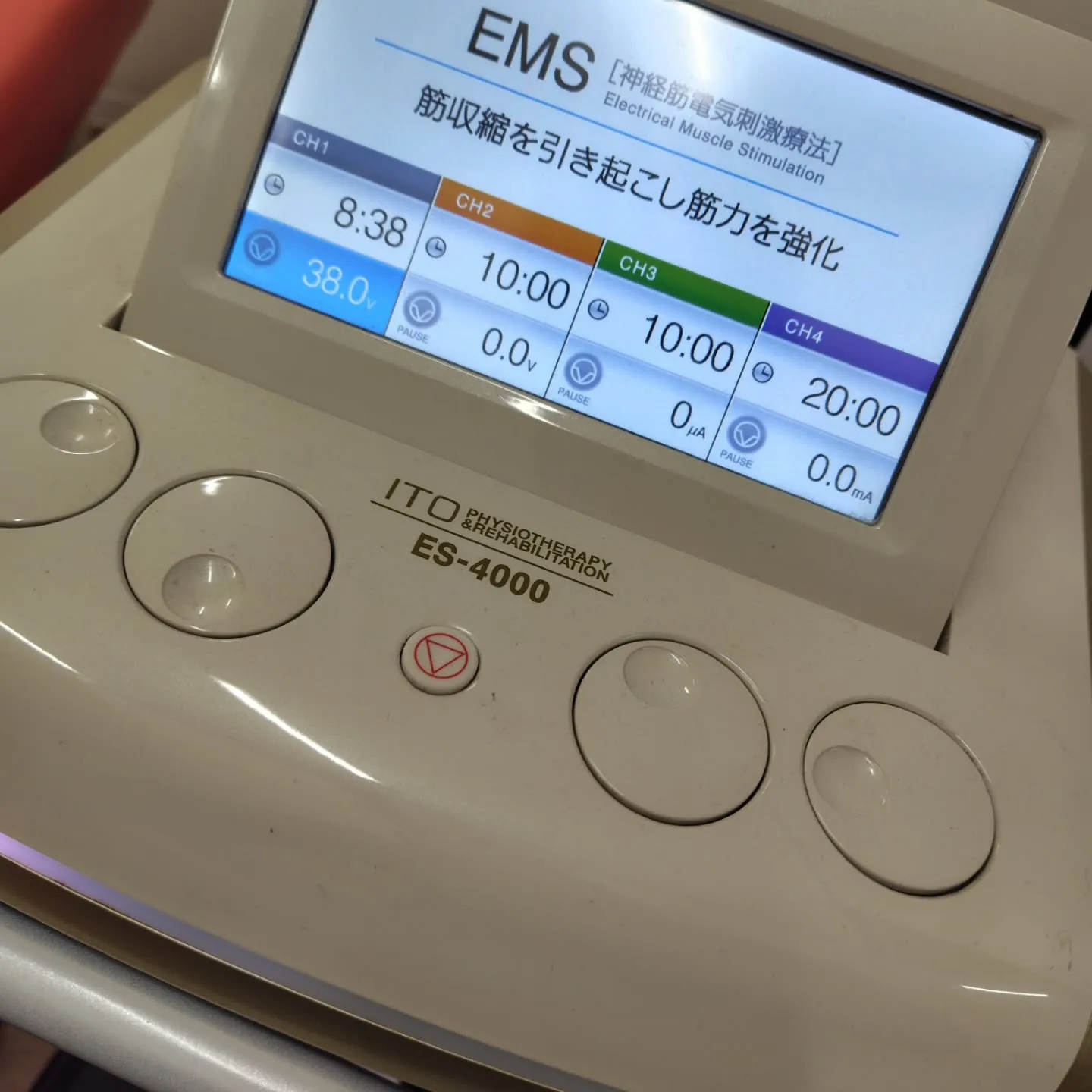 歩いている時に溝に足を取られて転倒してしまい、右肘と左手首の...