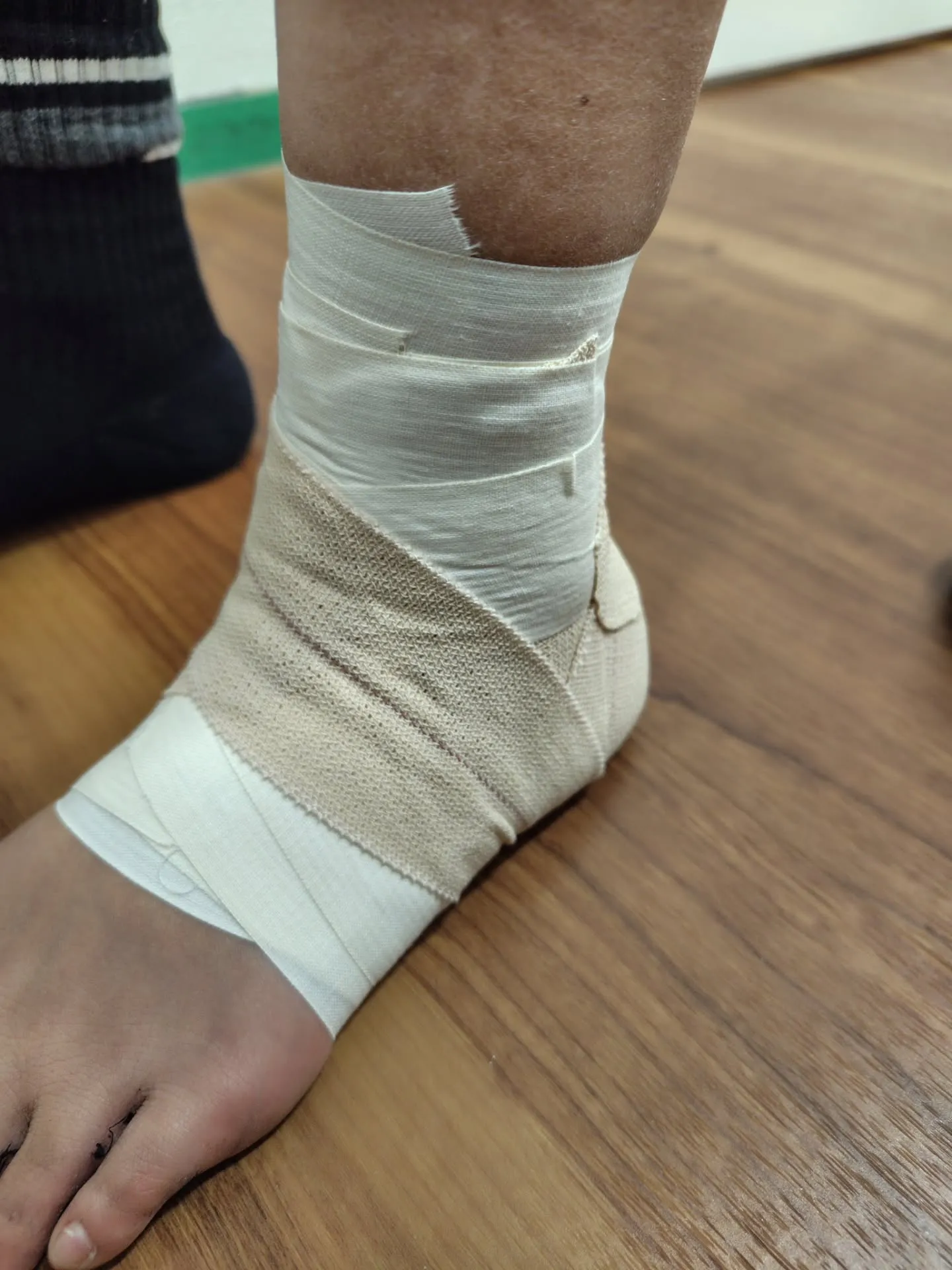 学校で階段降りていた時に足首を捻り、痛みが落ち着いたのでその...