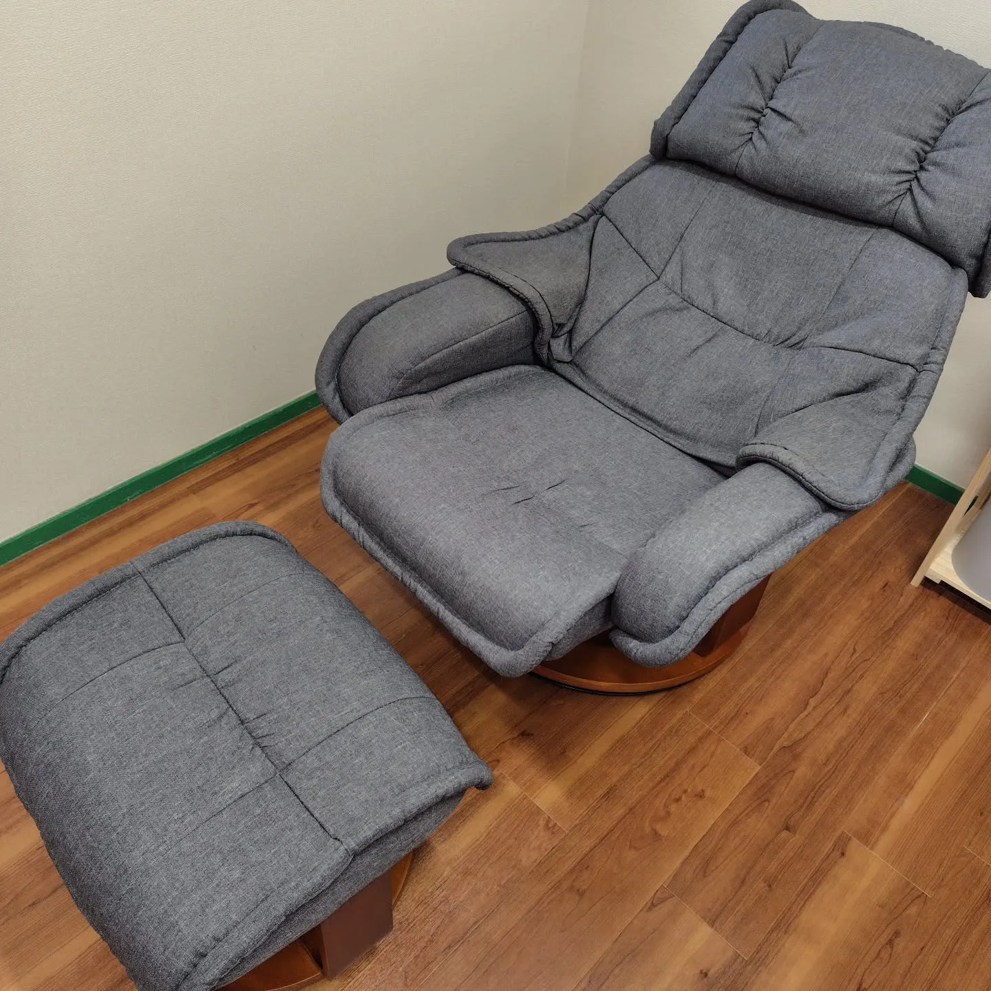 妻の足揉み、足指調整施術用にオットマン付きのリクライニングチ...