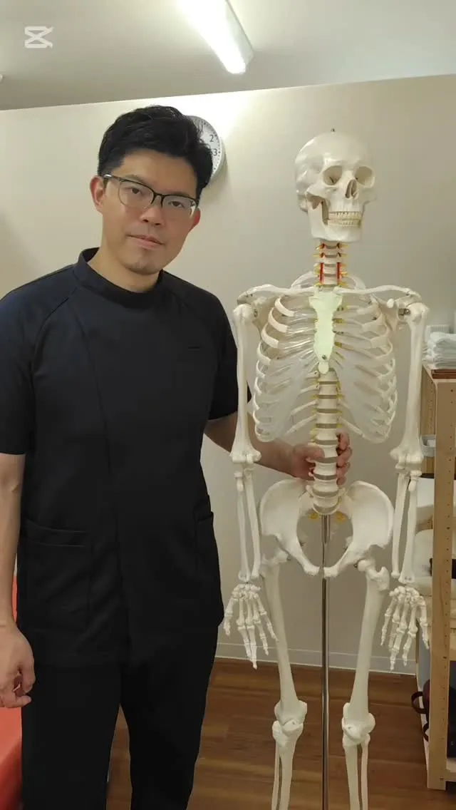 産後の骨盤ケアでお越しの患者さんに育児の負担なのか腕を伸ばす...
